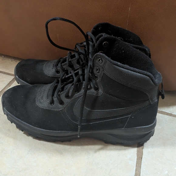 Mens Nike Boots Size 12 - Picture 1 of 2